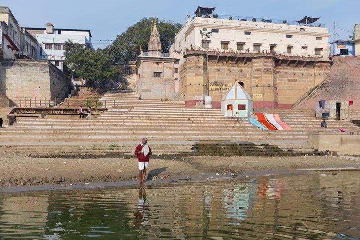 Homme en prière devant Shivala Ghat