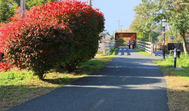 Pasillo peatonal tranquilo en Northampton, Massachusetts