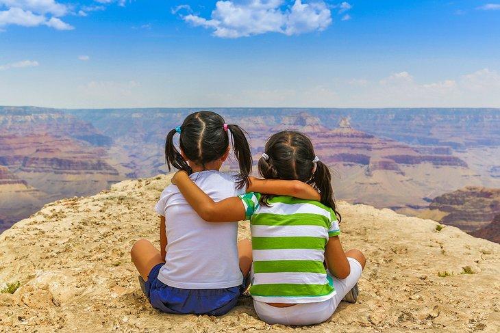 Niños disfrutando de la vista en el Gran Cañón