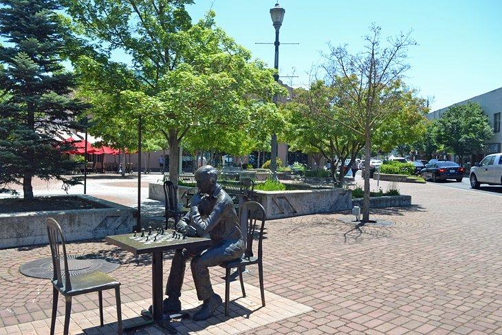 Estatua en el centro de Medford