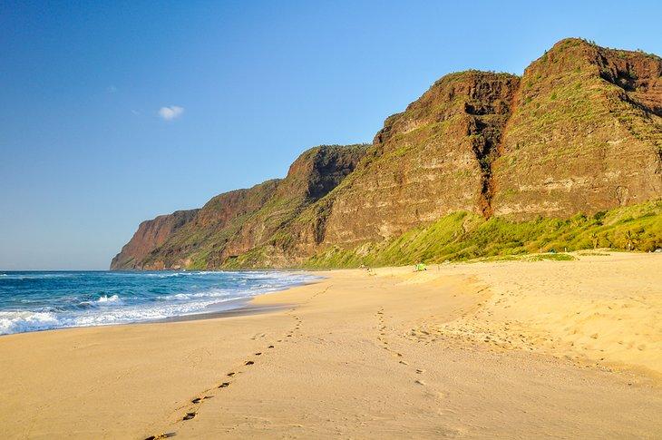 Playa en Parque Estatal Polihale con acantilados de Napali a la distancia
