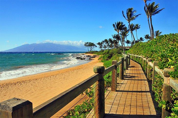 Pasarela de madera en la Playa Wailea