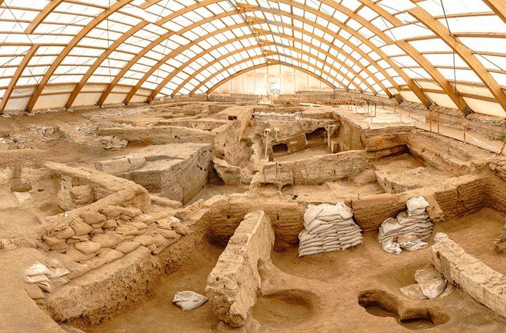 Sitio de excavación cubierto en Çatalhöyük
