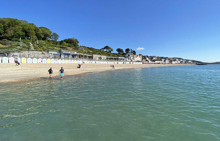 Strandhäuser entlang Lyme Regis Strand