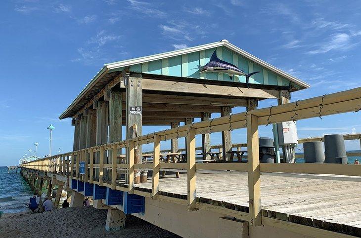 Atrapa un gran pez en el muelle de pesca de Anglin