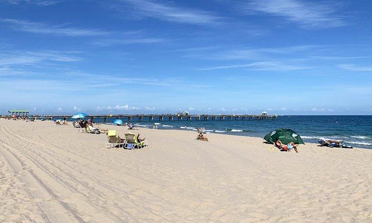 La playa y el muelle de pesca de Anglin
