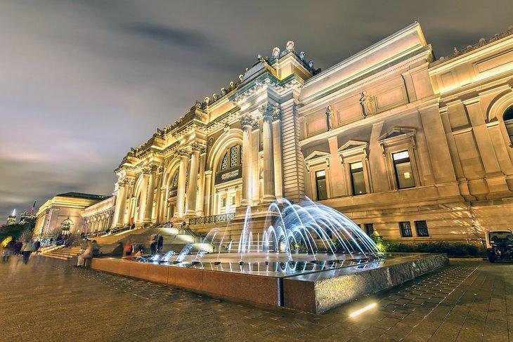 El Metropolitan Museum of Art en Nueva York de noche