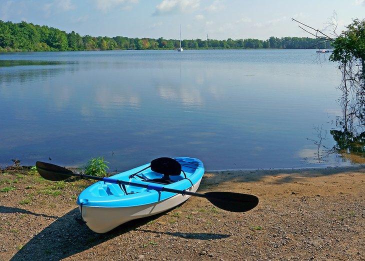 Kayak sur la berge du parc d'État de Presque Isle