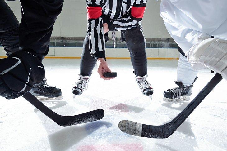 Arbitre de hockey lançant la rondelle