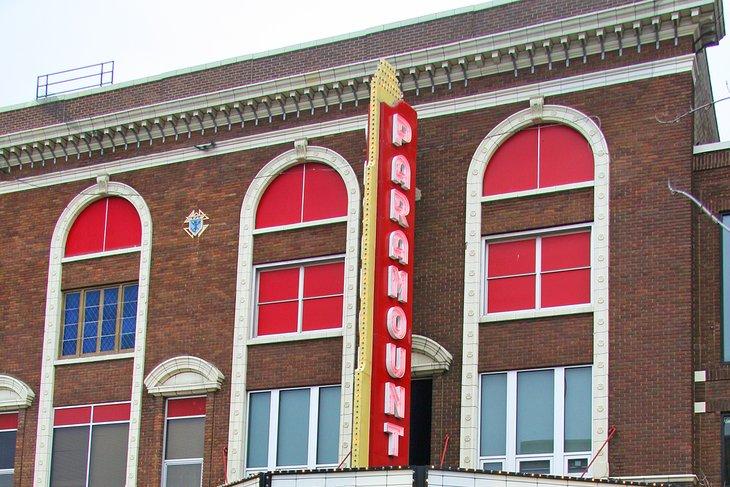 Le Paramount Center for the Arts