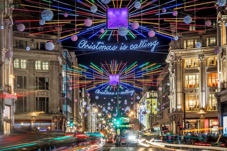 Decoraciones navideñas en la bulliciosa Oxford Street, Londres