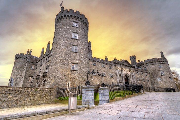 Castillo de Kilkenny al anochecer