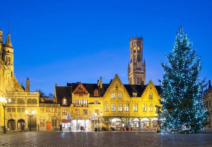 Árbol de Navidad en Brujas cerca del Campanario de Halle