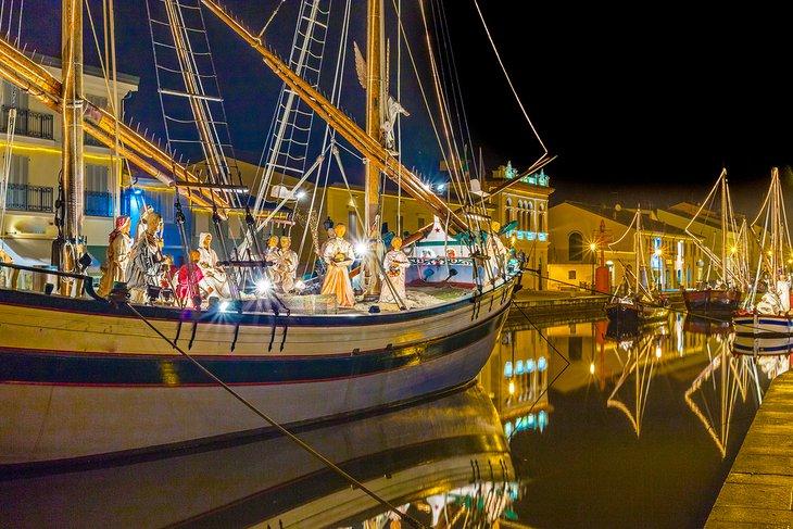 Escena navideña flotante en el pueblo de Cesenatico, Italia
