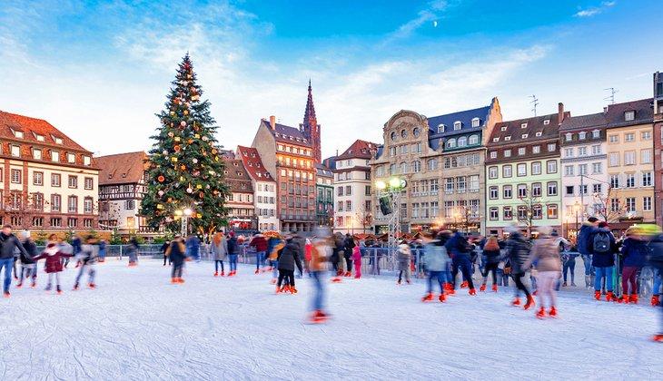 Pista de patinaje al aire libre en Estrasburgo durante la Navidad