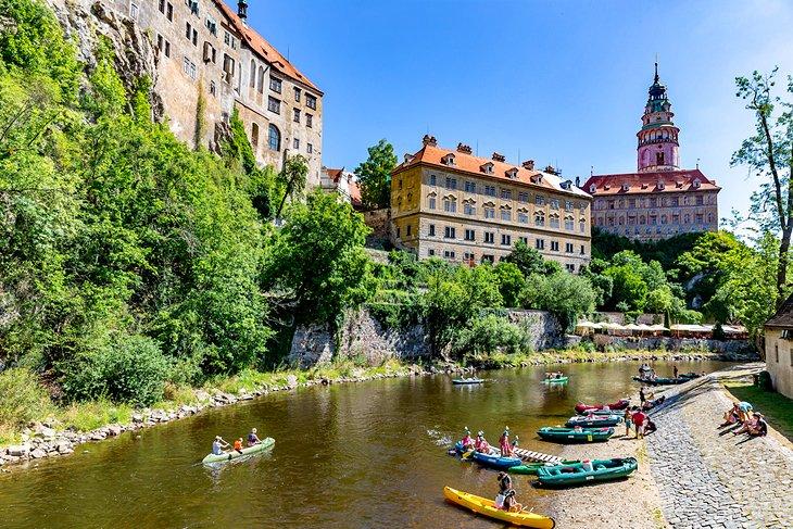 Kajakfahren auf dem Vltavafluss durch das historische Viertel