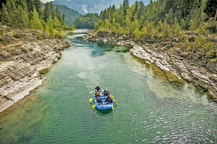 Rafting en el Middle Fork del río Flathead en el Parque Nacional Glacier