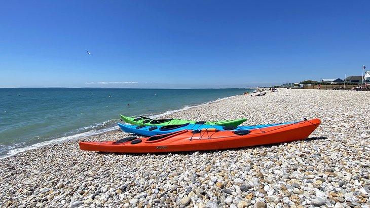 Kayaks coloridos en la playa de Bracklesham Bay