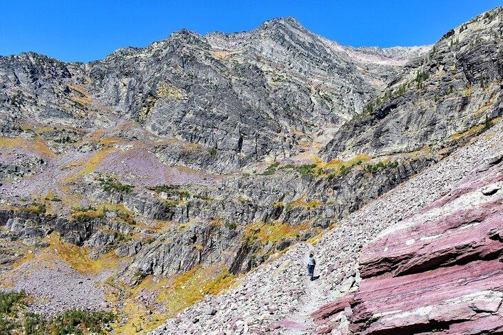 Caminando hacia el Glaciar Sperry en el Parque Nacional Glacier, Montana