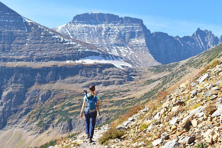 Excursionista en el Sendero Piegan Pass