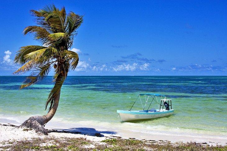 Barco en la playa en la Reserva de la Biosfera Sian Ka'an