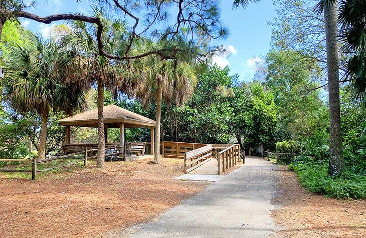 Un pabellón de picnic ofrece un respiro en sombra en Constitution Park
