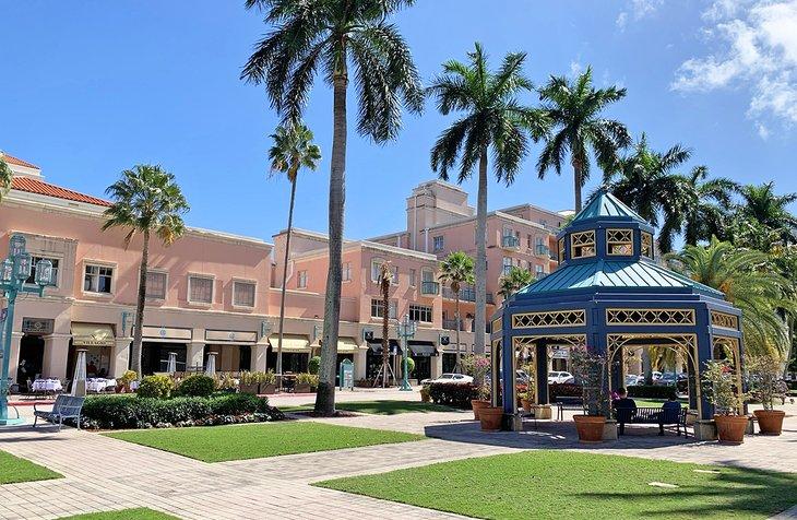 Tiendas y restaurantes de lujo bordean las calles perfectamente cuidados de Mizner Park