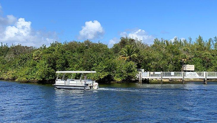 Este servicio de transporte gratuito a Deerfield Island Park se puede abordar en Sullivan Park
