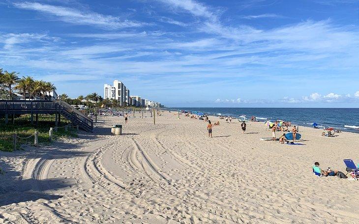 La suave arena de Deerfield Beach es un lugar perfecto para tomar el sol