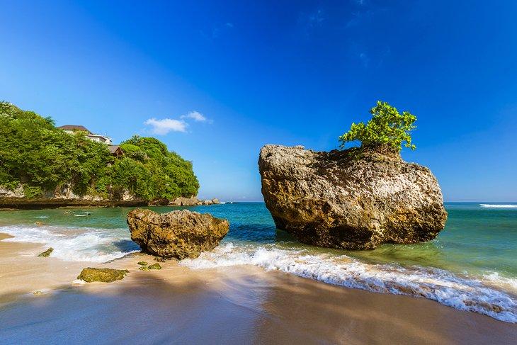 Rocas erosionadas en la playa de Padang Padang