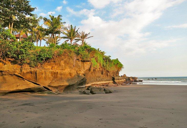 Playa de arena negra en Balian