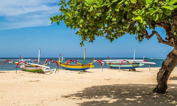 Botes coloridos en la playa de Sanur