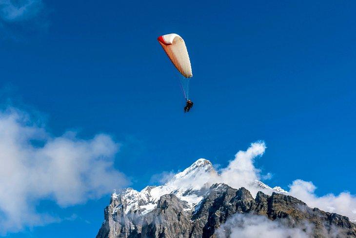 Parapentiste au-dessus de Grindelwald