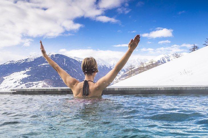 Se détendre dans une piscine thermale alpine