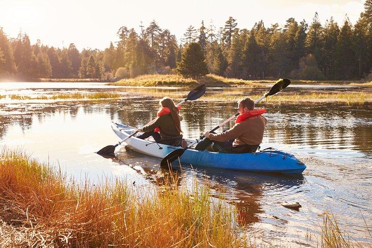 Pareja haciendo kayak en Big Bear, California