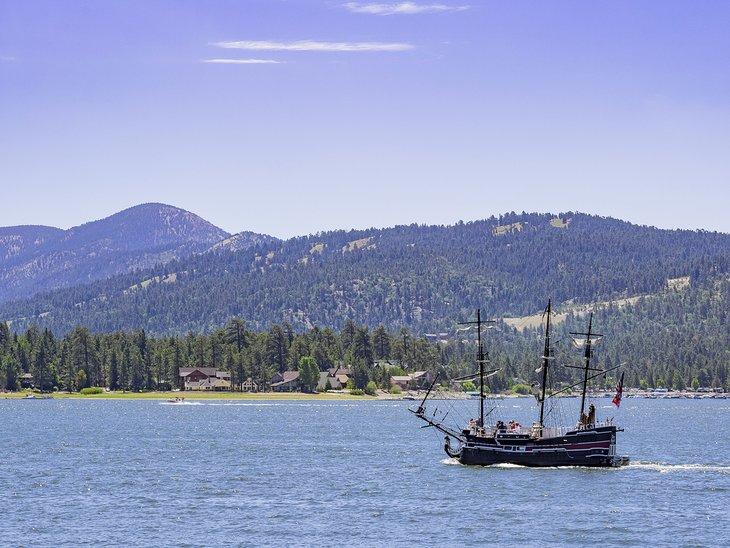 Barco pirata en Big Bear Lake