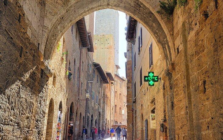 Arco sobre una calle en San Gimignano