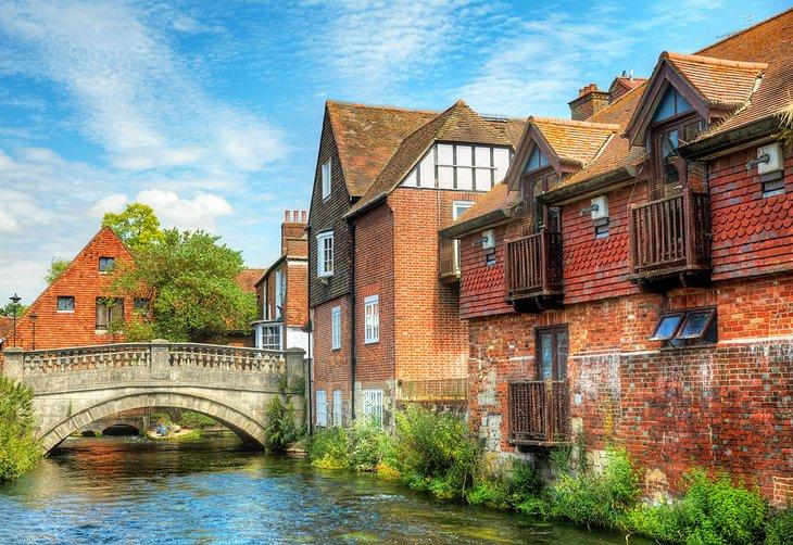 Puente de piedra sobre el río Itchen en Winchester
