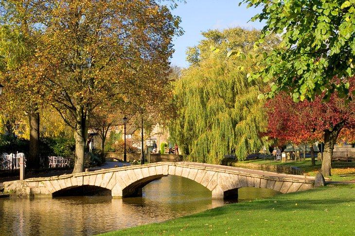Puente de piedra arqueado en Bourton-on-the-Water