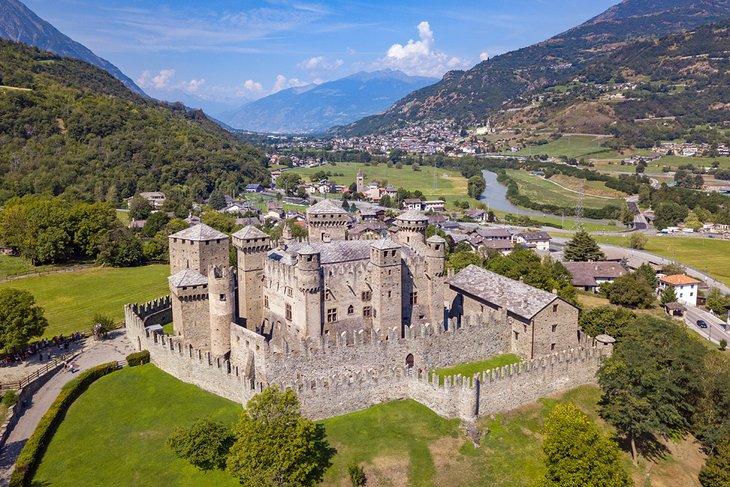 Vista aérea del Castillo de Fenis, Valle de Aosta