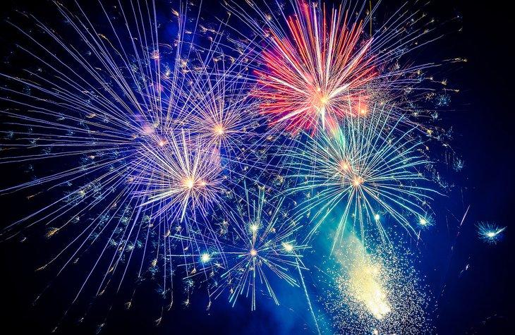 Spectacle de feux d'artifice nocturne