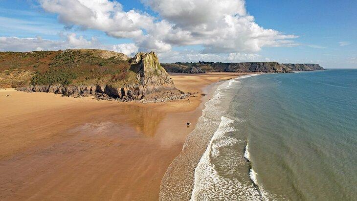 Vue aérienne de Three Cliffs Bay sur la péninsule de Gower