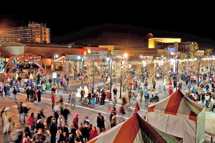 Lancaster Boulevard en una noche de Navidad