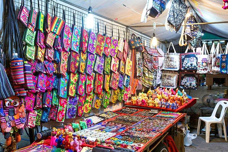 Artesanías a la venta en el Mercado Nocturno de Hua Hin