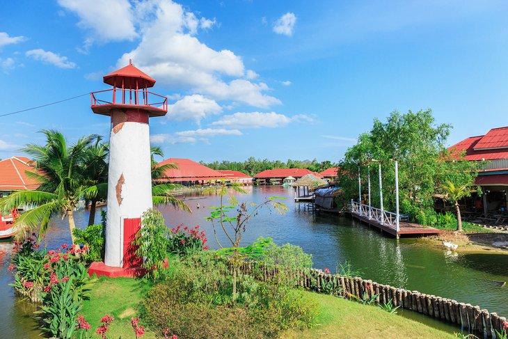 Réplica de faro en el Mercado Flotante Sam Pan Nam