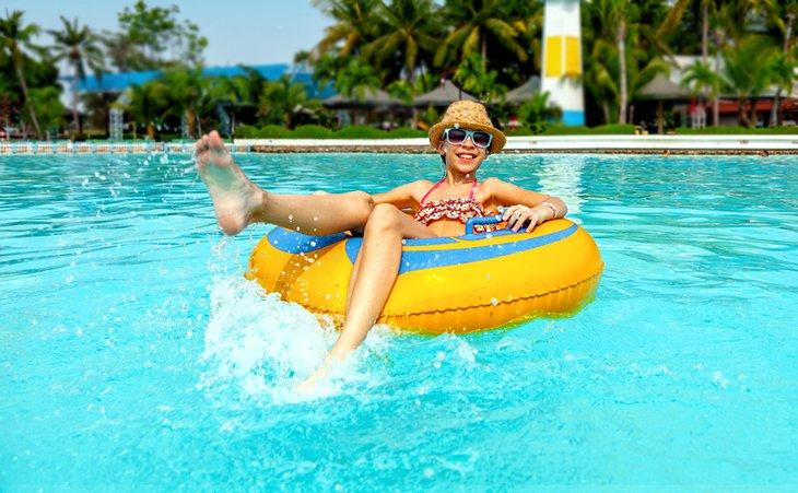 Flotando en un parque acuático tailandés
