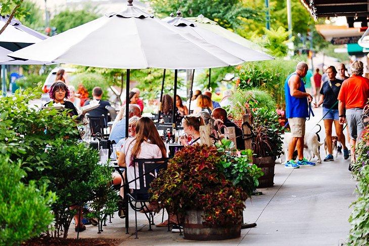 Cenar en el centro de Hendersonville