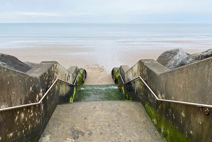 Stufen, die zum North Bay Beach führen