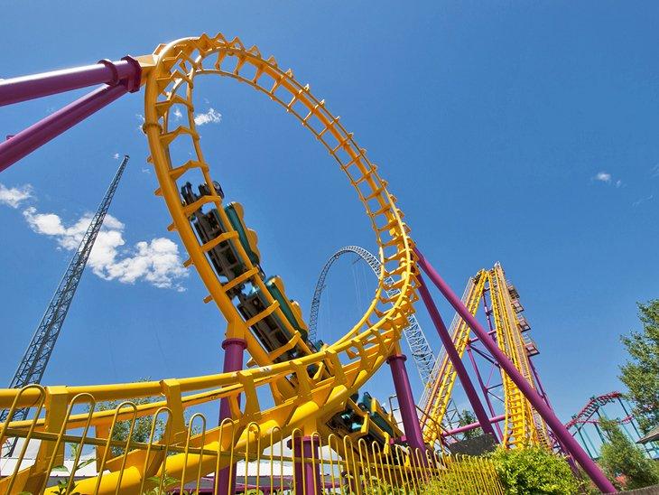 Montaña rusa en el Parque Temático Elitch Gardens, Denver