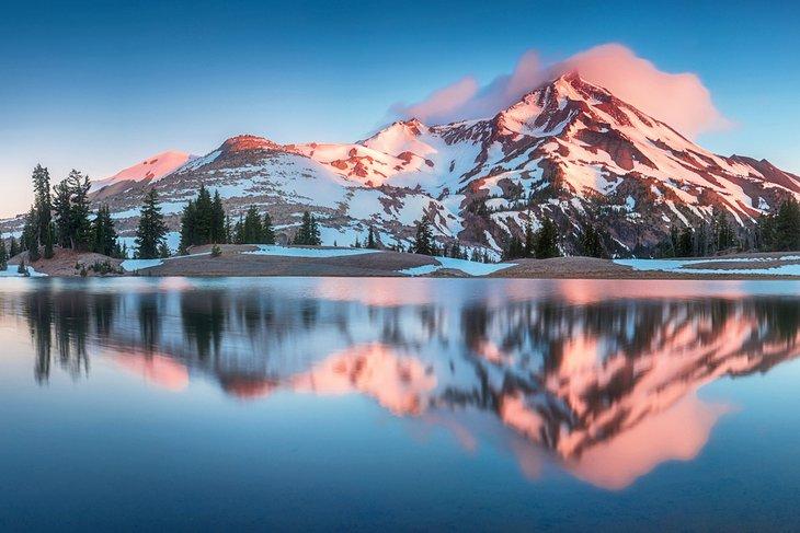 Amanecer en South Sister, visto desde Dentro del Desierto de las Tres Hermanas